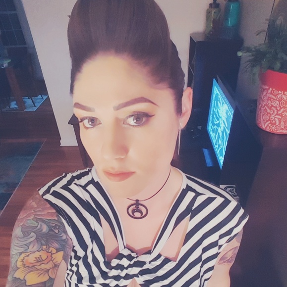 Meet your Posher, Nicole - Picture 3 of 6